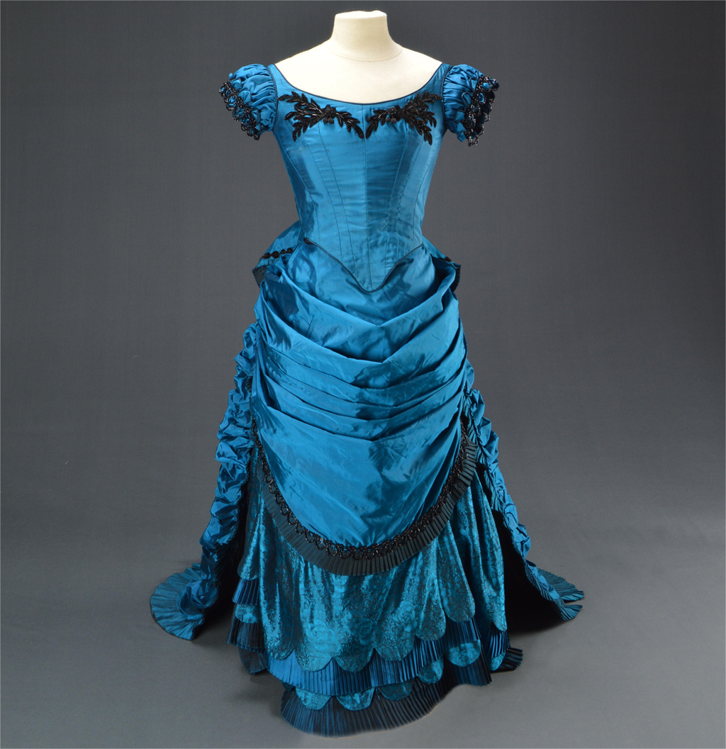 مقابلة الفيلم مع مصاص الدماء ك - مراجعة Evening Gown وسعره