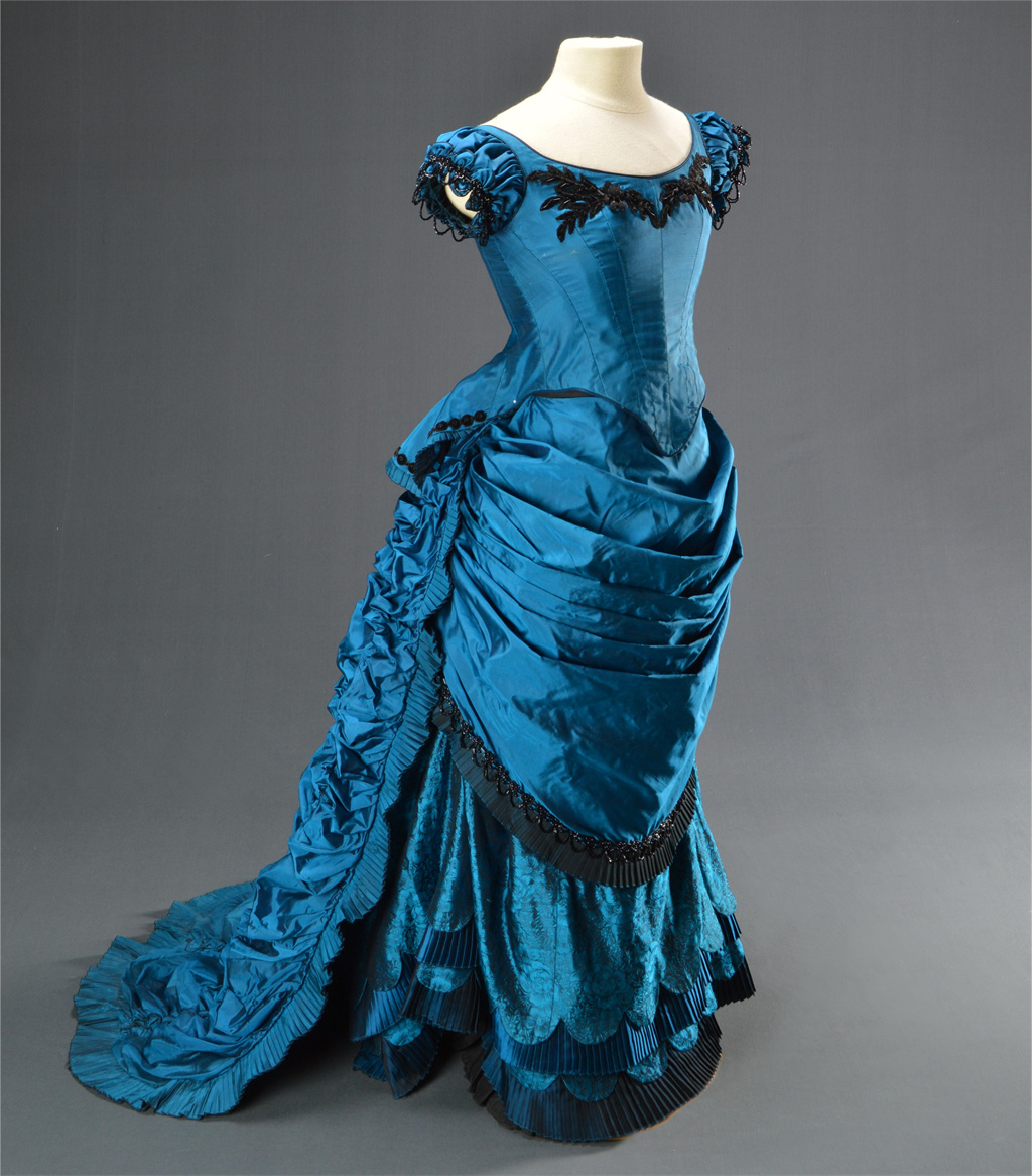 مقابلة الفيلم مع مصاص الدماء ك - مراجعة Evening Gown وسعره