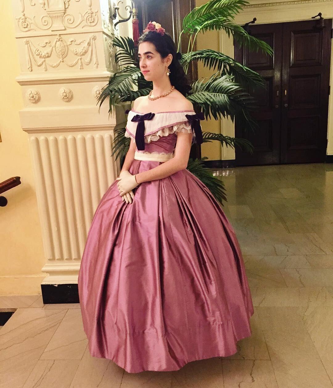 فستان سهرة كلاسيكي على الطراز  - مراجعة Evening Gown وسعره