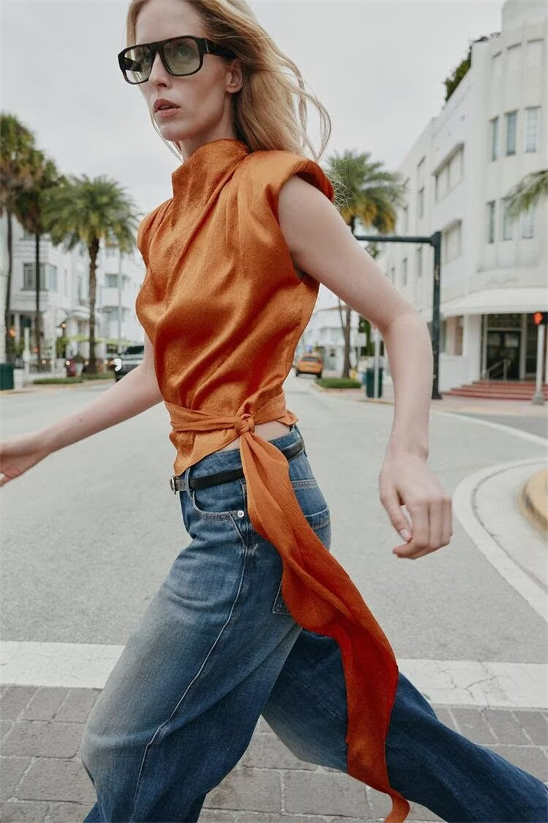 بلوزة قصيرة بدون أكمام بياقة ش - مراجعة Silk Blouse وسعره