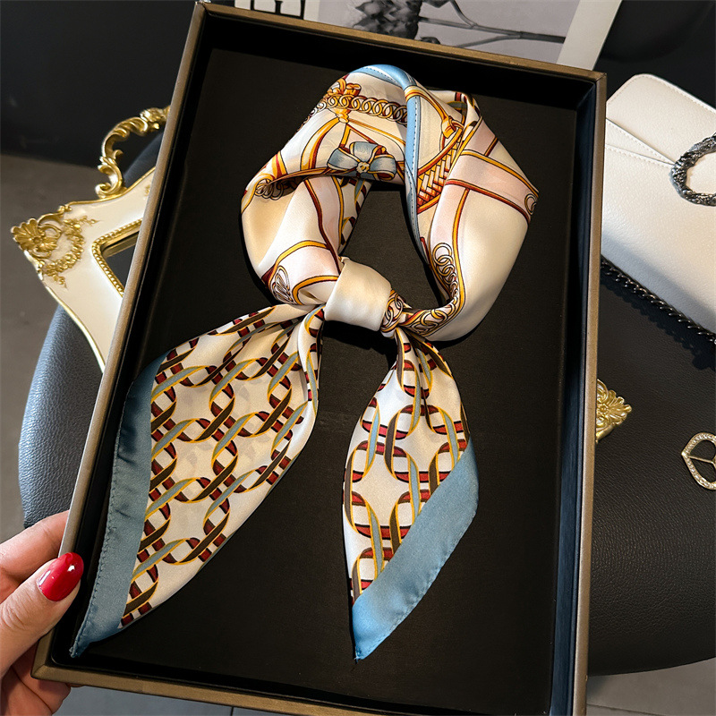 وشاح نسائي فاخر مربع الشكل بطب - مراجعة Silk Blouse وسعره