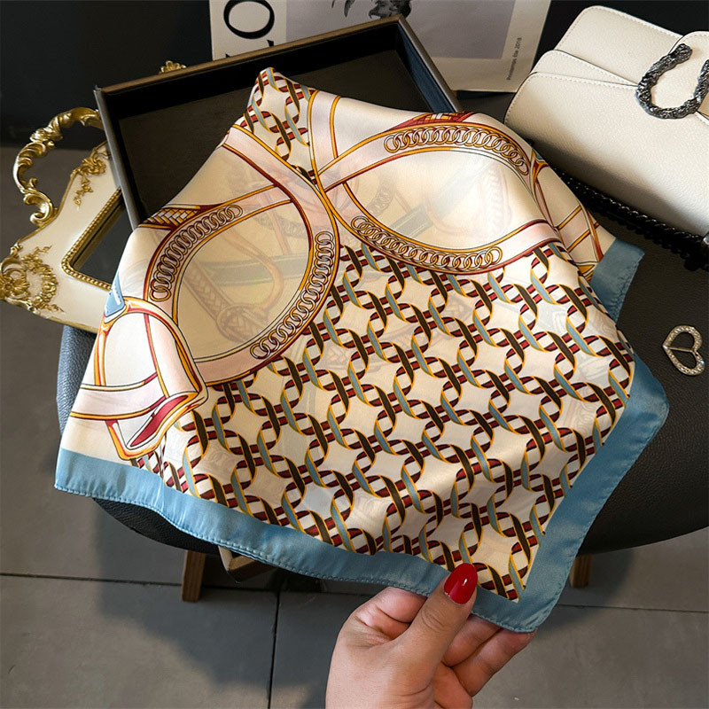 وشاح نسائي فاخر مربع الشكل بطب - مراجعة Silk Blouse وسعره