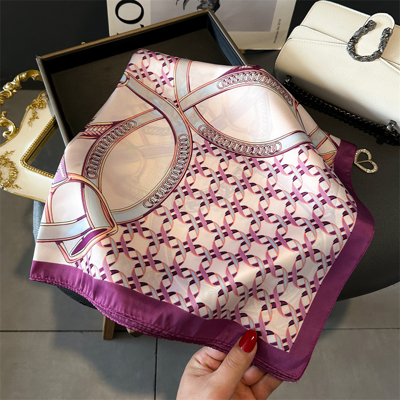 وشاح نسائي فاخر مربع الشكل بطب - مراجعة Silk Blouse وسعره
